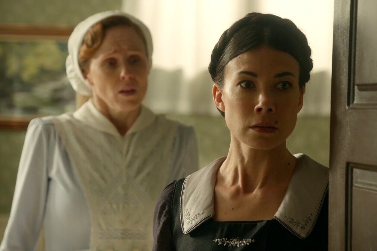 Pia Adarre y Teresa Villamil en una escena de 'La promesa'