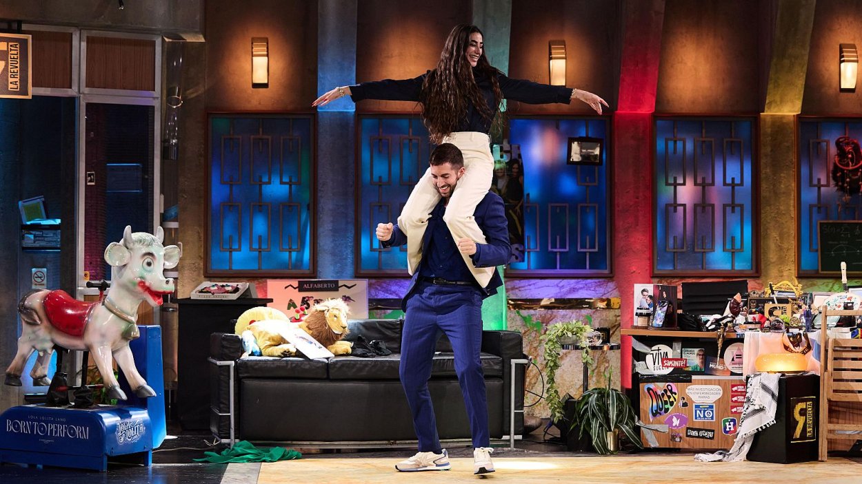 Lola Lolita se sube encima de David Broncano en 'La revuelta'