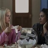 Chandler Kinney y Lexi Minetree en Imagen de la temporada 1 de 'Elle'