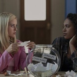 Chandler Kinney y Lexi Minetree en Imagen de la temporada 1 de 'Elle'