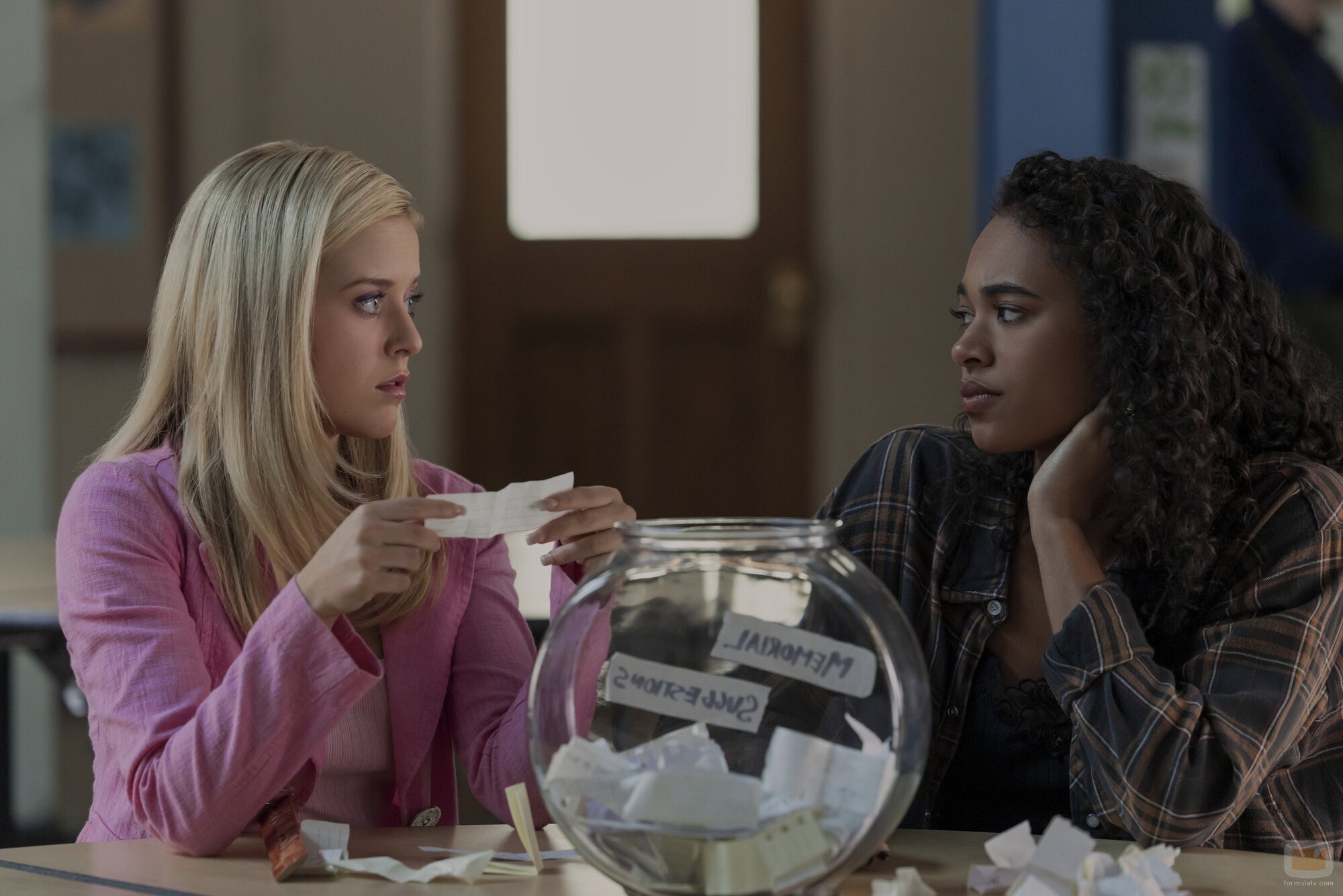 Chandler Kinney y Lexi Minetree en Imagen de la temporada 1 de 'Elle'