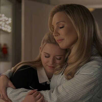 June Diane Raphael y Lexi Minetree en 'Elle', primera temporada