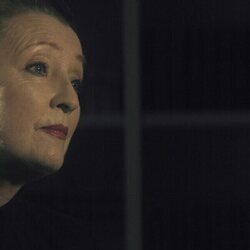 Lesley Manville en 1x01 'El enigma humano' de 'Citadel'