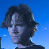 Jared Padalecki con pose retadora, es Sam Winchester en 'Sobrenatural'