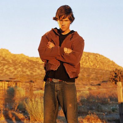 Jared Padalecki, brazos en cruz, interpreta a Sam Winchester en 'Sobrenatural'