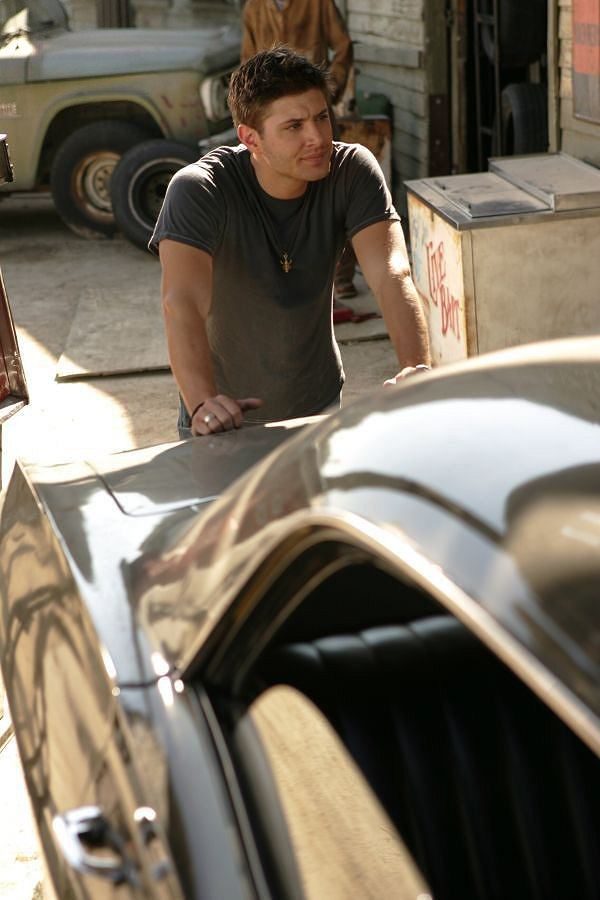 Jensen Ackles apoyado en un coche en 'Sobrenatural'