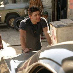 Jensen Ackles apoyado en un coche en 'Sobrenatural'