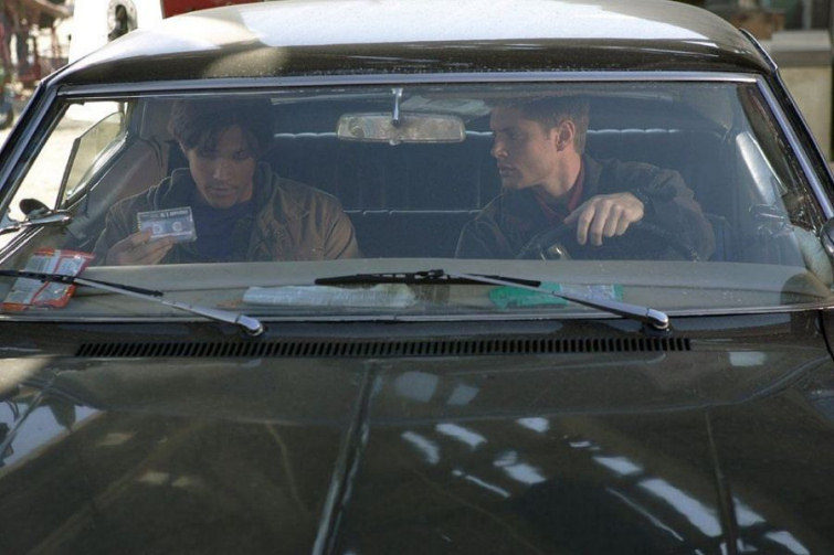 Los Winchester en un coche en Sobrenatural