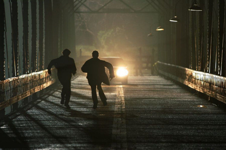 Los Winchester en un puente en Sobrenatural