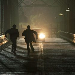 Los Winchester en un puente en Sobrenatural