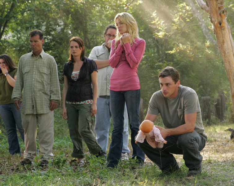 Skeet Ulrich sujeta un muñeco en 'Jericho'