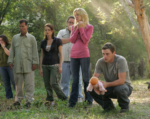 Skeet Ulrich sujeta un muñeco en 'Jericho'