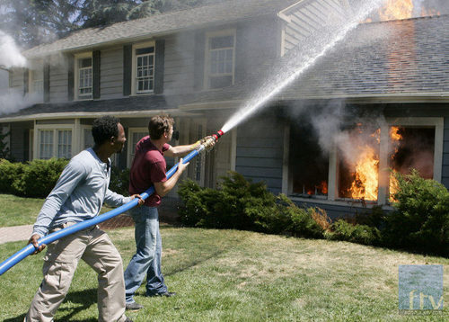 Skeet Ulrich y Rob Hawkins apagan un fuego