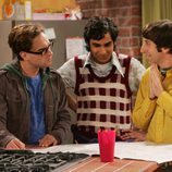Leonard, Howard y Rajesh en 'The Big Bang Theory'