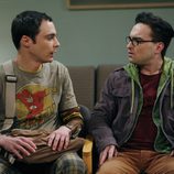 Sheldon y Leonard en la sala de espera del médico
