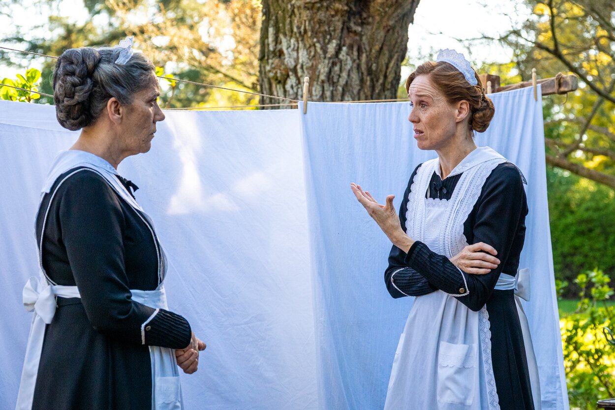 Pía y Petra hablan en una escena del capítulo del lunes 11 de mayo de 'La promesa'