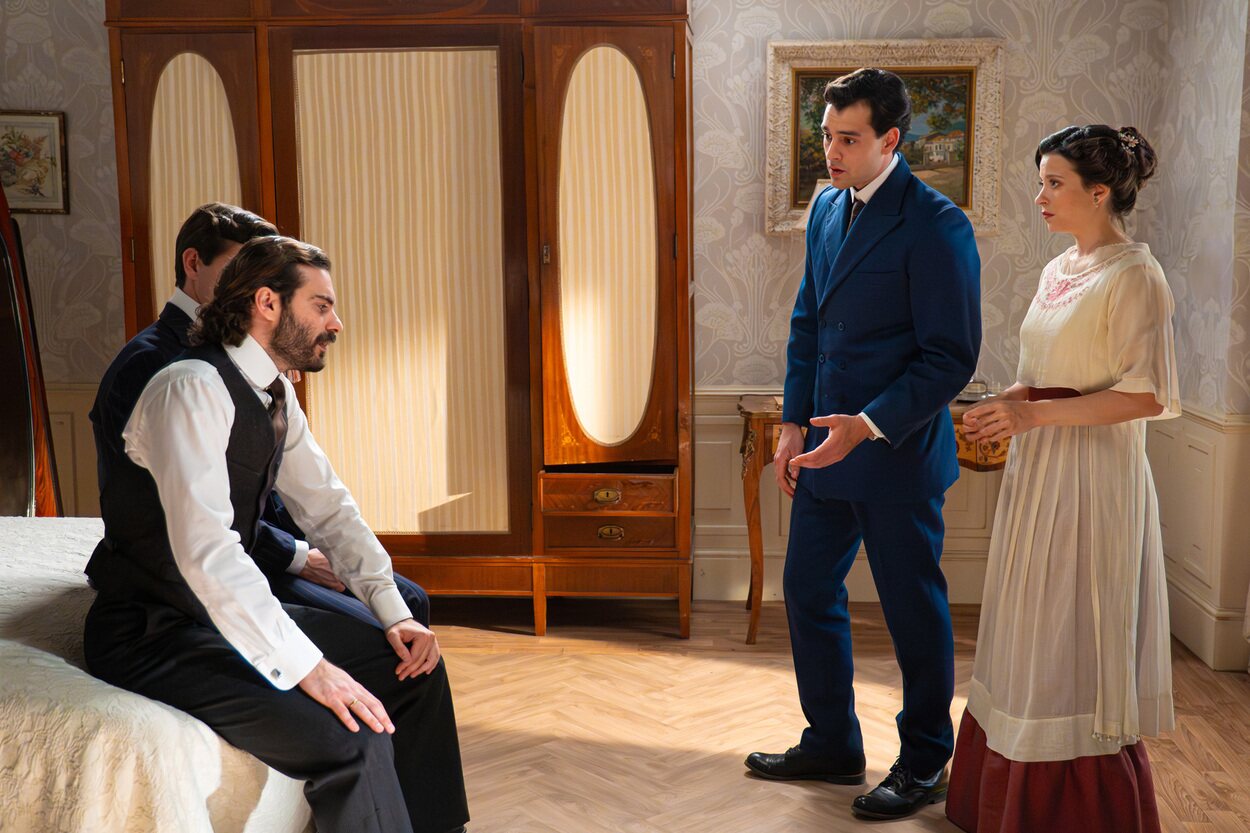 Jacobo, Martina y Curro ayudan a Adriano en 'La promesa'