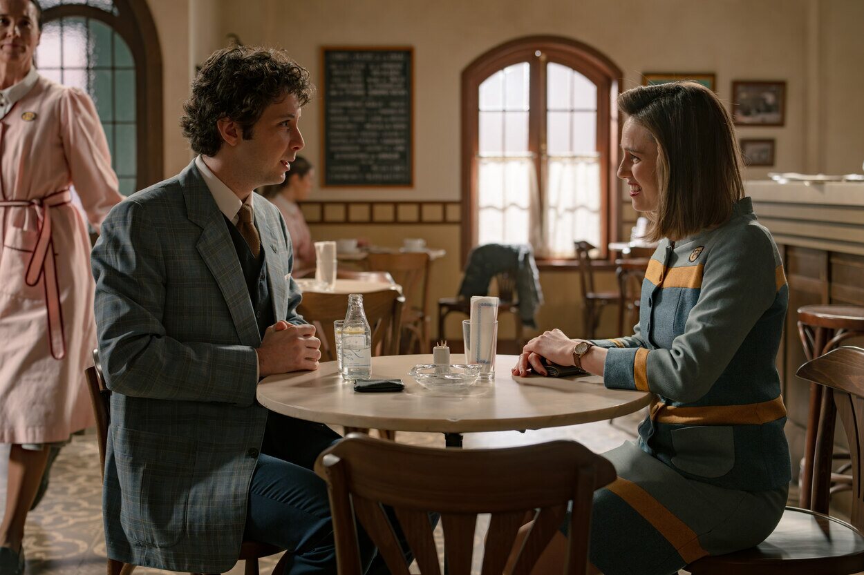 Claudia y Miguel charlan en una escena de 'Sueños de libertad'