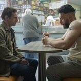 Jamie Bell y Richard Gadd en el 1x01 de 'Half Man'