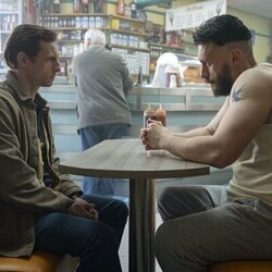 Jamie Bell y Richard Gadd en el 1x01 de 'Half Man'