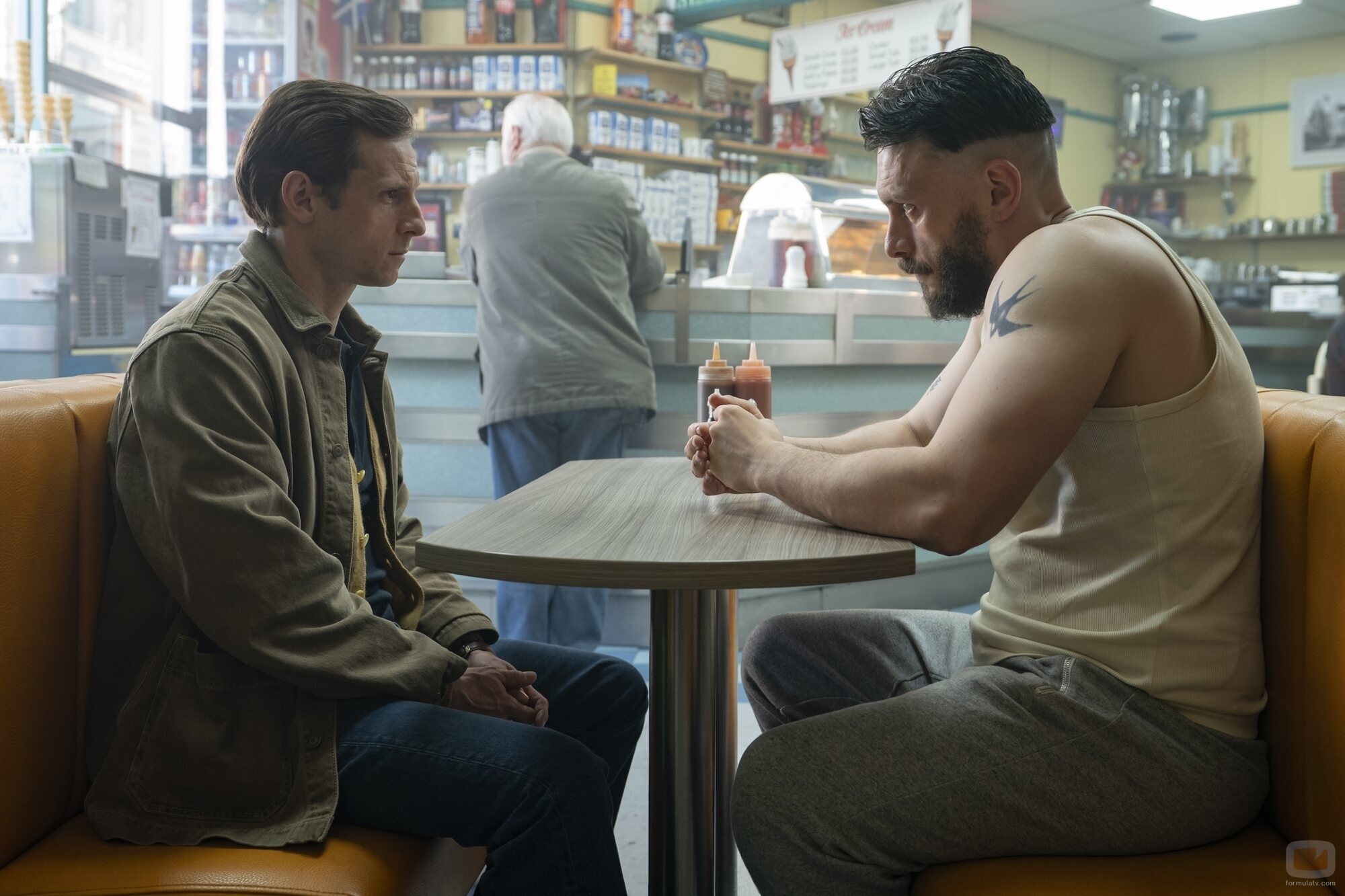 Jamie Bell y Richard Gadd en el 1x01 de 'Half Man'