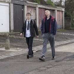 Stuart Campbell y Mitchell Robertson en 'Episode #1.1' de 'Half Man'