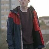 Mitchell Robertson en el 1x01 de 'Half Man'