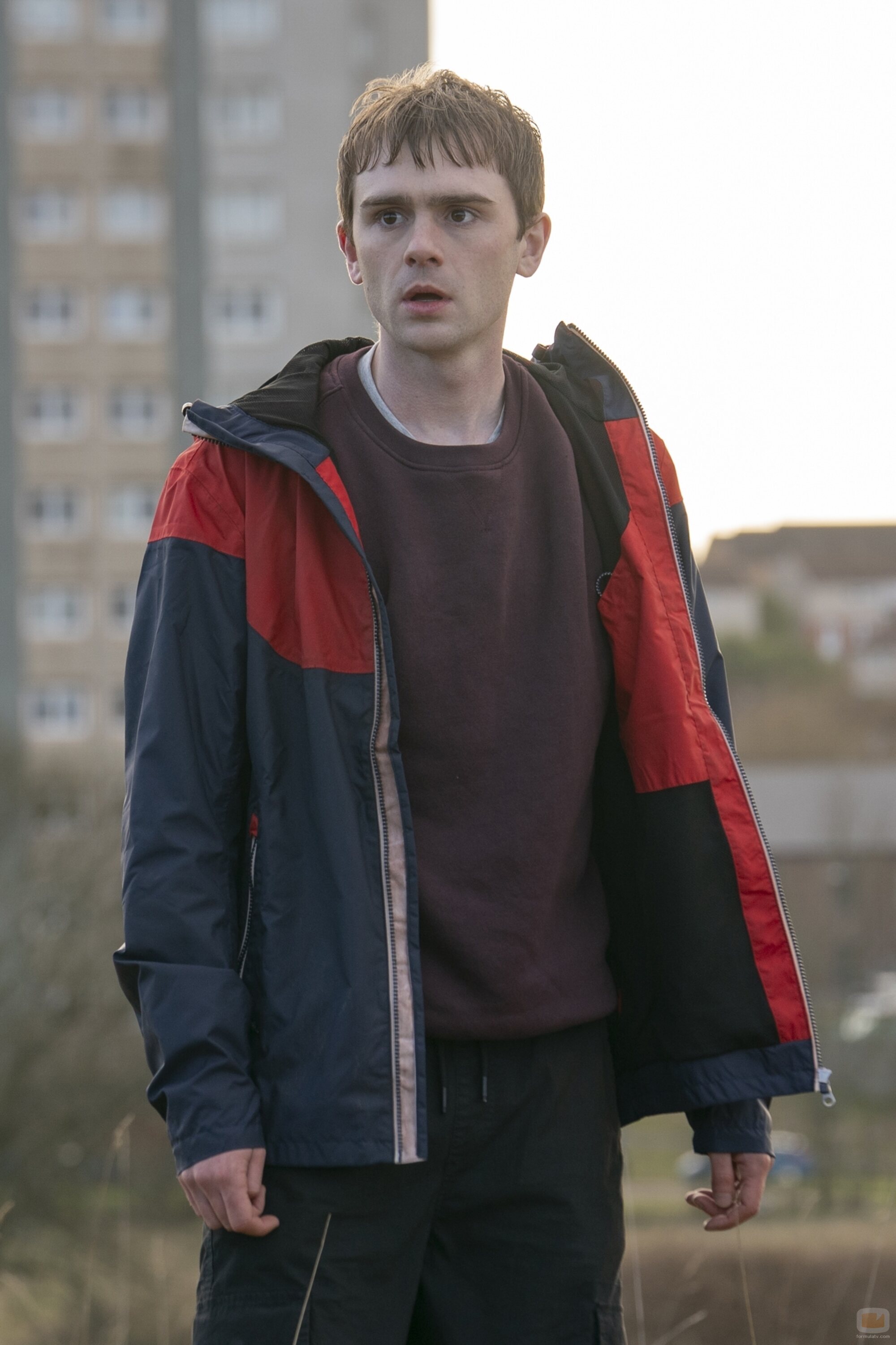 Mitchell Robertson en el 1x01 de 'Half Man'