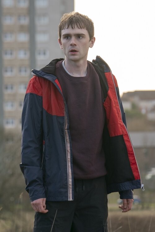 Mitchell Robertson en el 1x01 de 'Half Man'