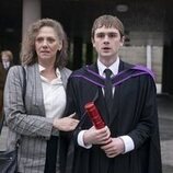 Mitchell Robertson y Neve McIntosh en la temporada 1 y el capítulo 01 de 'Half Man'