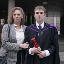 Mitchell Robertson y Neve McIntosh en la temporada 1 y el capítulo 01 de 'Half Man'