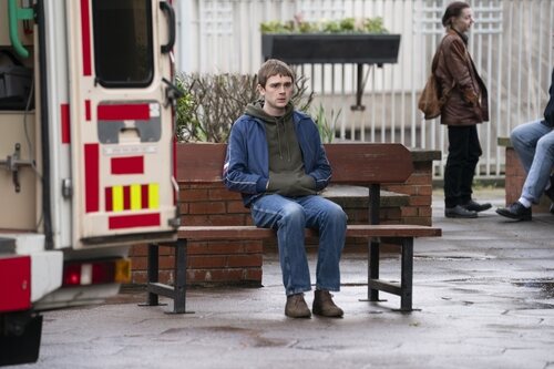 Mitchell Robertson en 1x02 titulado 'Episodio #1.2' de 'Half Man'