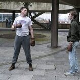 Stuart Campbell y Mitchell Robertson en 'Episodio #1.2' de 'Half Man'
