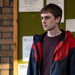Mitchell Robertson en 1x03 'Episode #1.3' de 'Half Man'
