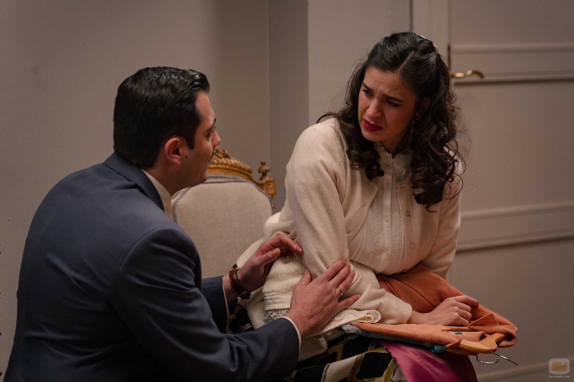 Still de José Milán y Candela Cruz en la temporada 3 y el capítulo 82 de 'Sueños de libertad'