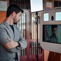 Alejo Sauras en 1x05 titulado 'Las relaciones termo' de 'Barrio Esperanza'