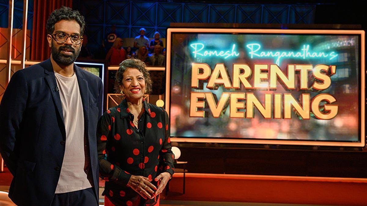 El humorista Romesh Ranganathan junto a su madre Shanthi en 'Parents' Evening'