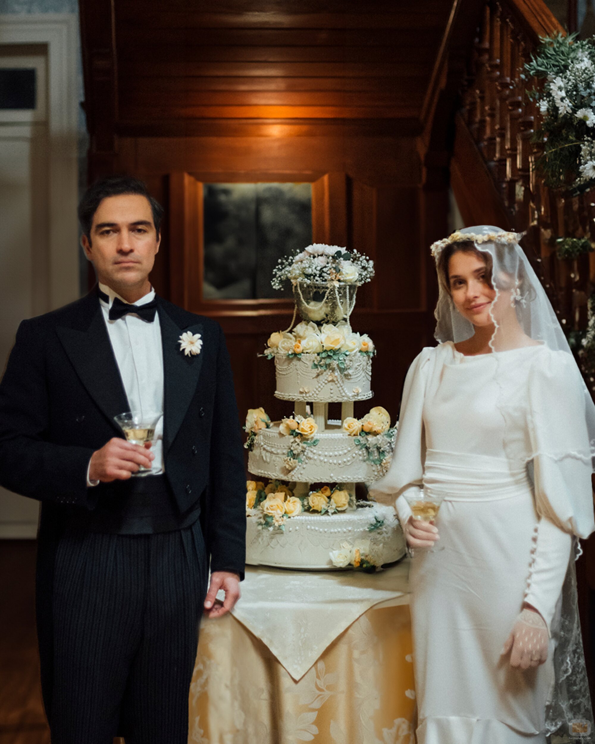 Alfonso Herrera y Nicole Wallace en el 1x02 de 'La casa de los espíritus'