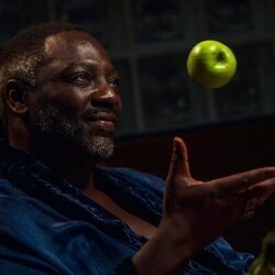 Adewale Akinnuoye-Agbaje en 'Ándale' de 'Euphoria'