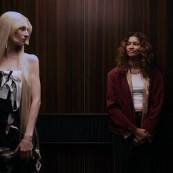 Hunter Schafer y Zendaya en 3x02 'América, Mi Sueño' de 'Euphoria'