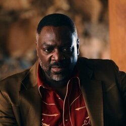 Adewale Akinnuoye-Agbaje en 3x02 titulado 'América, Mi Sueño' de 'Euphoria'