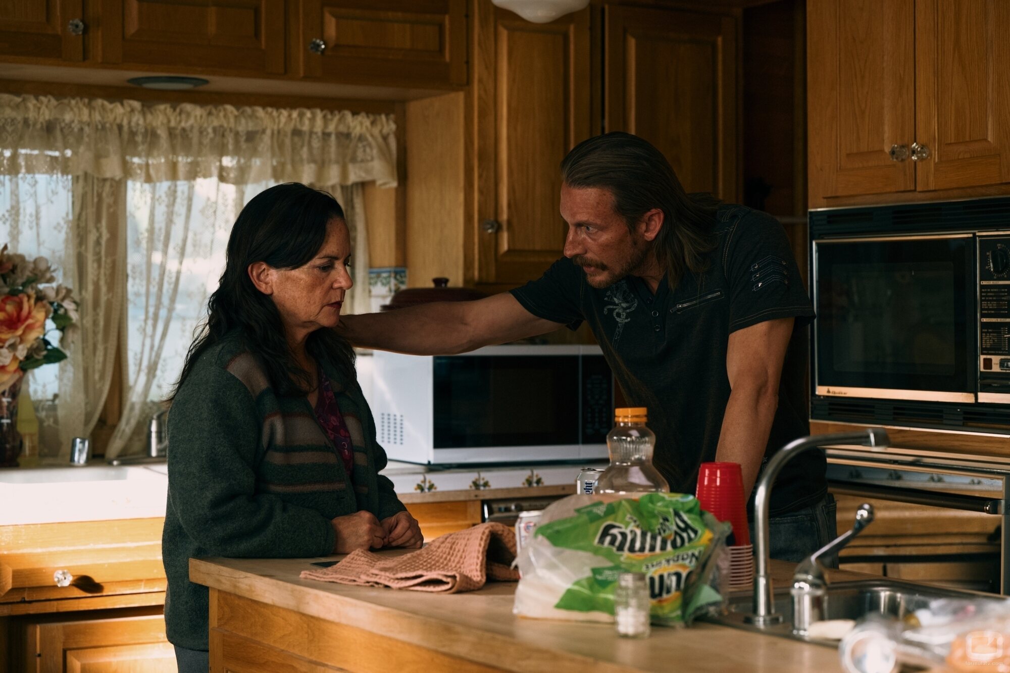 Martha Kelly y James Landry Hébert en 'América, Mi Sueño' de 'Euphoria'