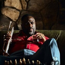 Adewale Akinnuoye-Agbaje en el 3x05 de 'Euphoria'