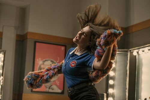 Instantánea de Ella Bright en 'The Deal' de 'Off Campus'