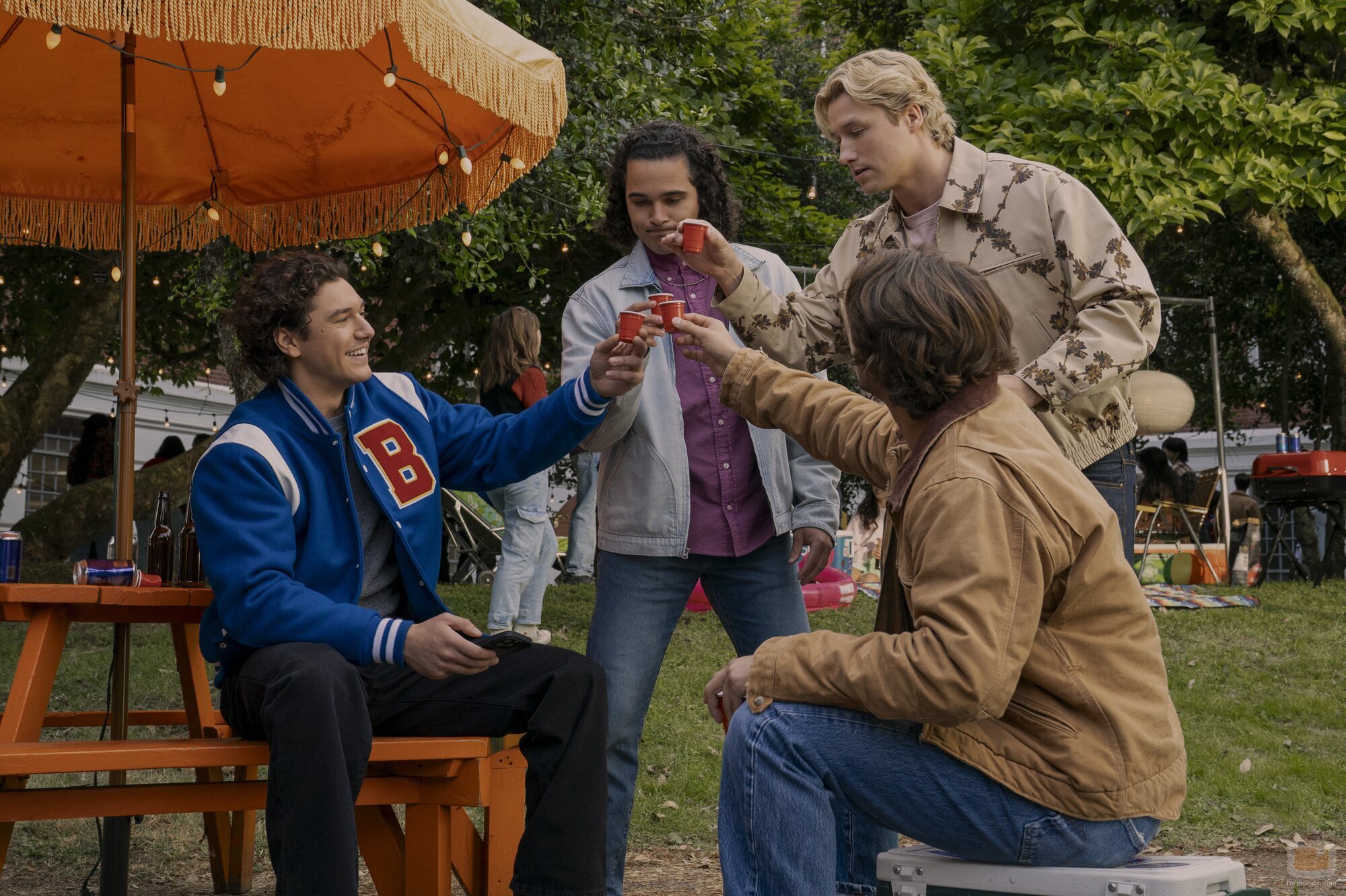 Belmont Cameli y Khobe Clarke en el 1x01 de 'Off Campus'