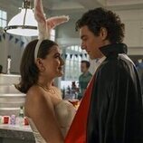 Belmont Cameli y Ella Bright en el 1x02 de 'Off Campus'