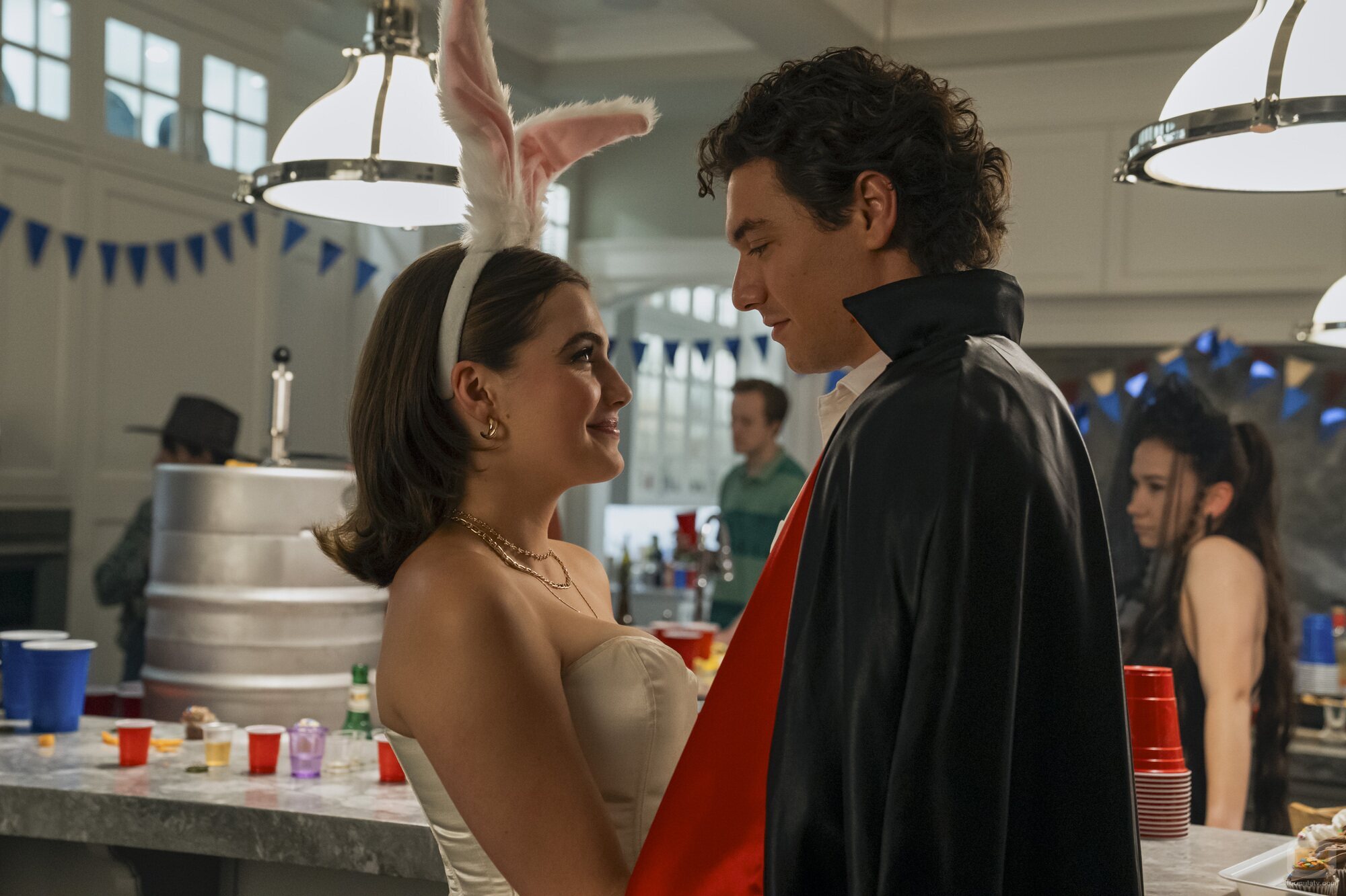 Belmont Cameli y Ella Bright en el 1x02 de 'Off Campus'