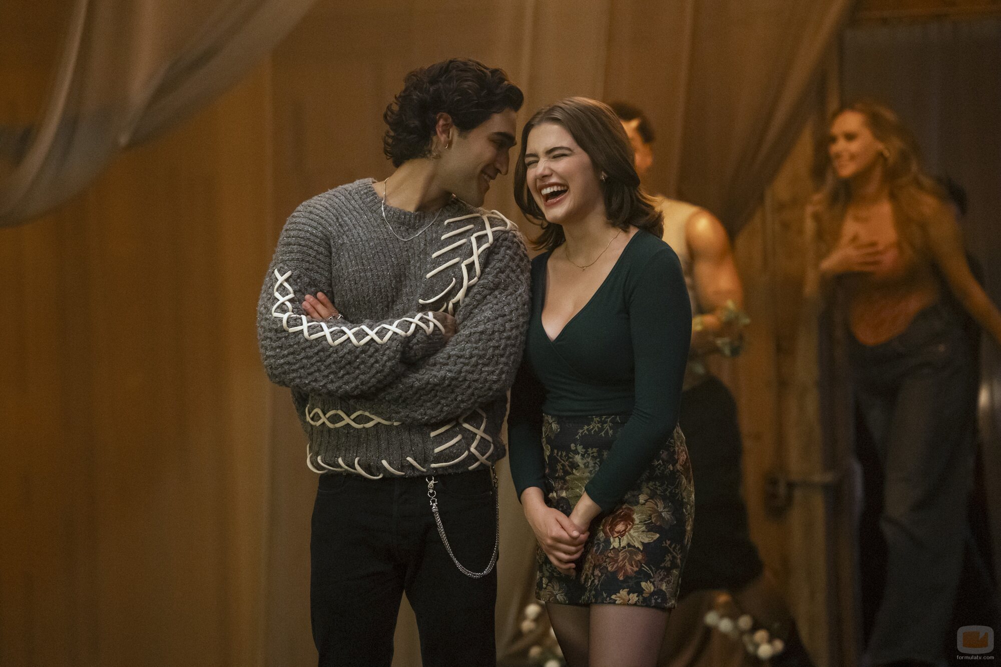Ella Bright y Josh Heuston en Capítulo 4 titulado 'The Breakup' de 'Off Campus'