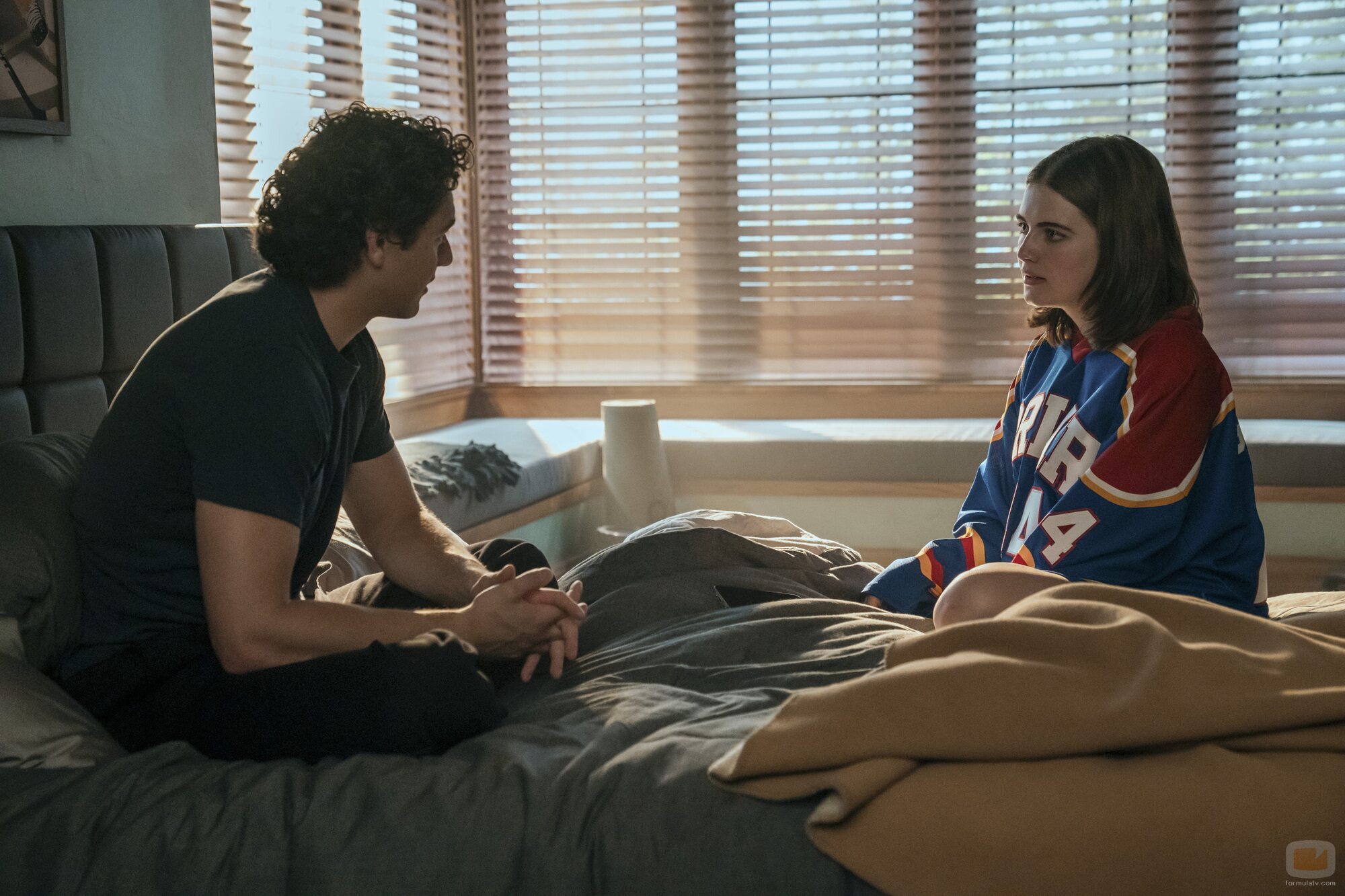 Ella Bright y Belmont Cameli en Capítulo 4 titulado 'The Breakup' de 'Off Campus'