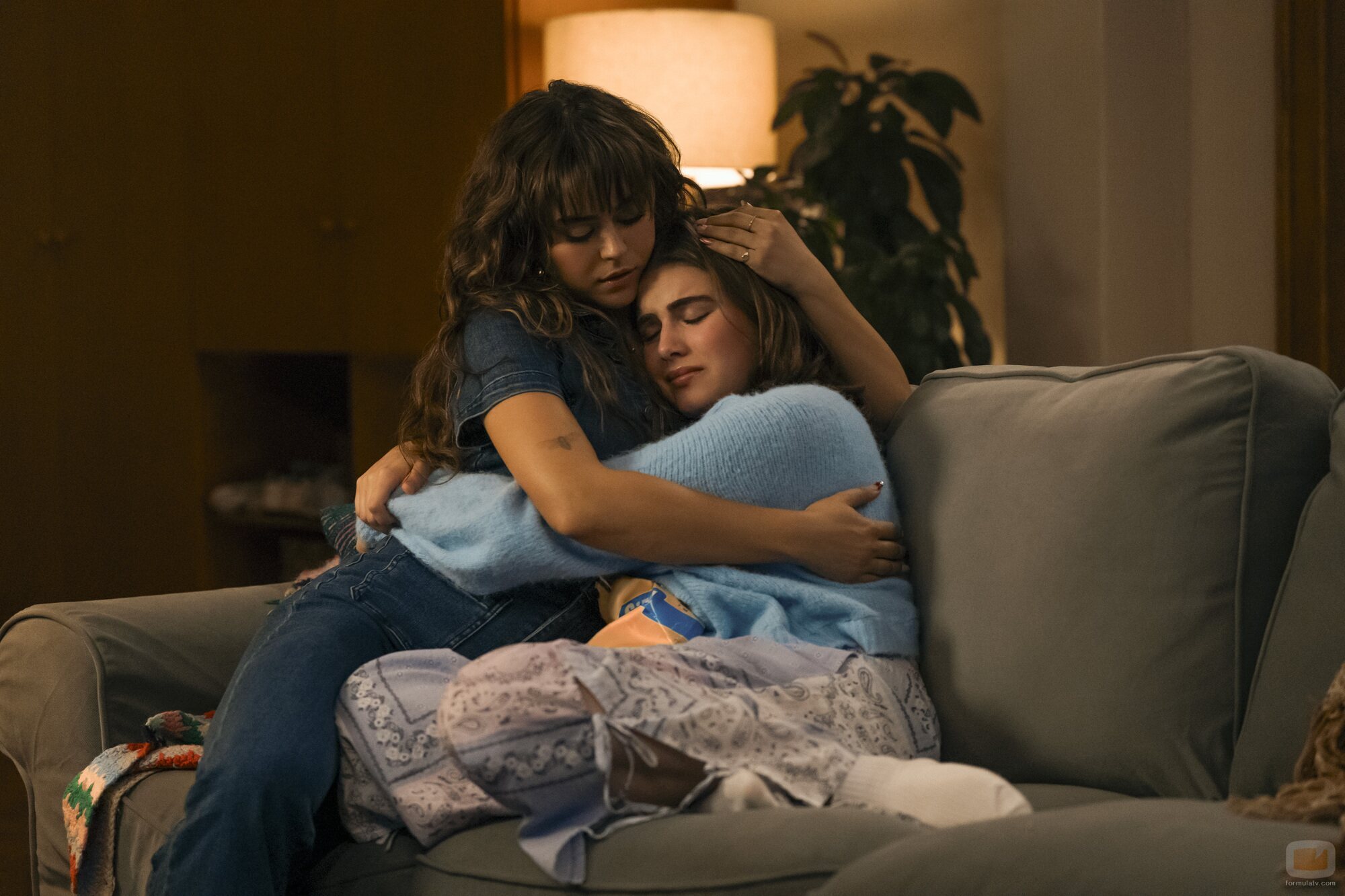 Ella Bright y Mika Abdalla en el 1x07 de 'Off Campus'